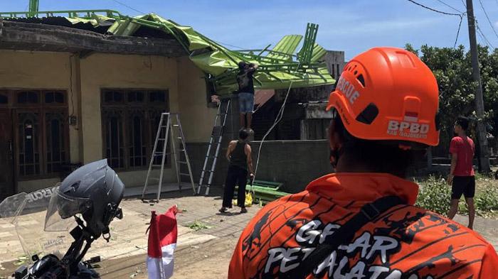 Dampak Cuaca Ekstrem, Angin Juga Merusak Atap Rumah Warga di 2 Kecamatan di Mojokerto