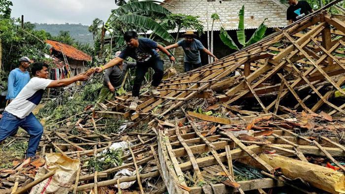 Hujan Angin Jelang Pemilu, Puluhan Rumah di Pamekasan Porak Poranda, Wartawan Membantu Evakuasi