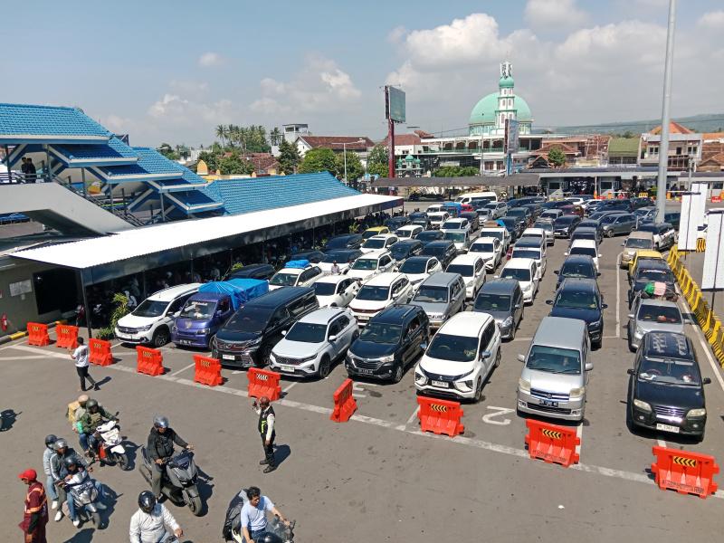 antrain-pelabuhan-ketapang-1.jpg