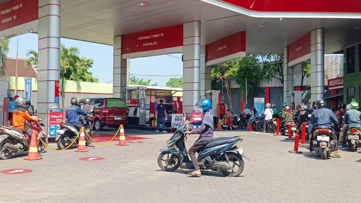 antrean-BBM-di-SPBU-Jalan-Ahmad-Yani-Kaliwates-Jember-Jatim.jpg