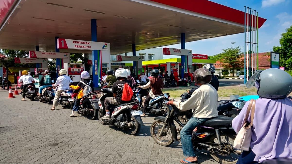 antrean-pertalite-di-Lumajang-Jatim.jpg
