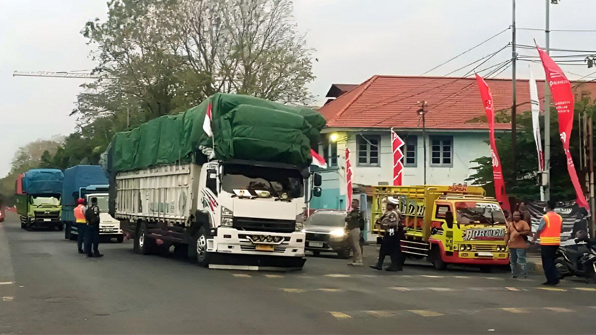 antrean-truk-sebelum-masuk-ke-dermaga-pelabuhan-Tanjung-Perak-Surabaya.jpg