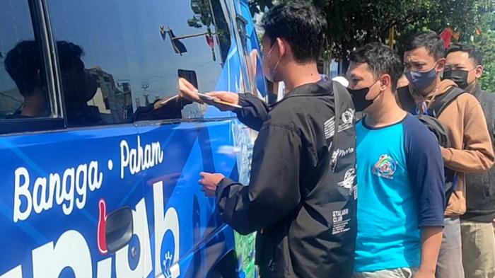 antrean-warga-Kota-Madiun-untuk-mendapatkan-uang-rupiah-baru-emisi-tahun-2022.jpg