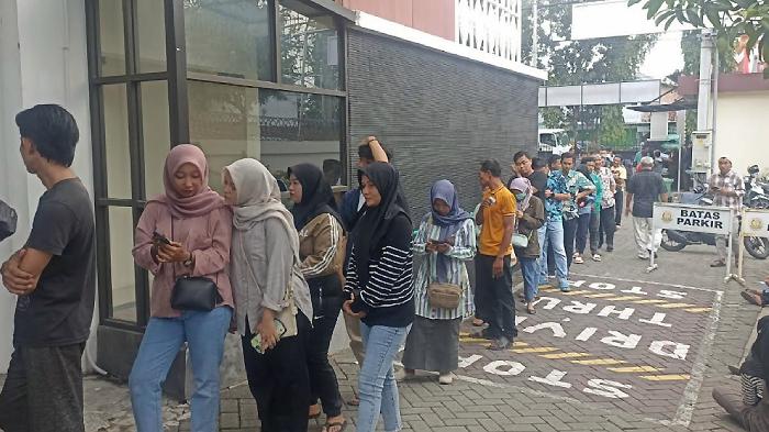 antrean-warga-untuk-bayar-denda-tilang-di-Kejari-Bojonegoro.jpg