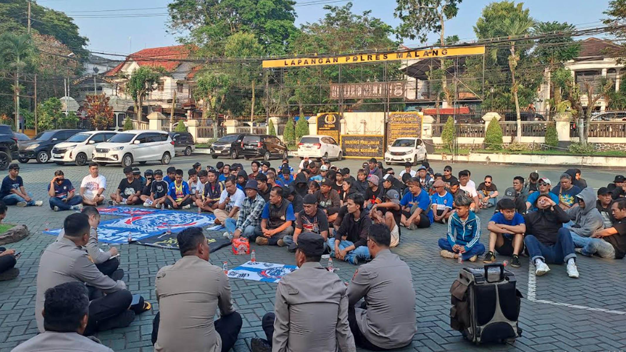 aremania-di-Mapolres-Malang-16042026.jpg