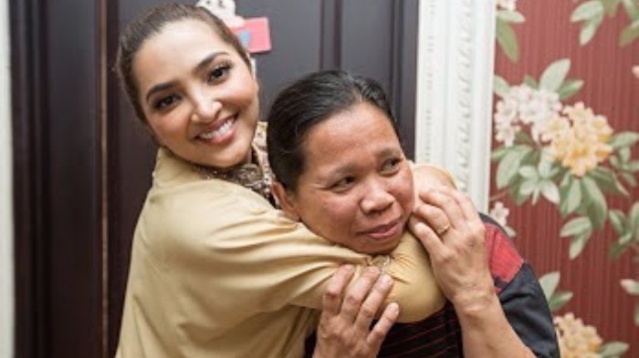 Kelakuan Ashanty Makan Bareng ART Lesehan di Lantai Jadi Sorotan, Endingnya Promosi Ayam Asix