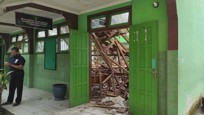 atap-ruang-kelas-smpn-2-tugu-trenggalek-ambrol-sebagai-dampak-gempa-di-malang.jpg