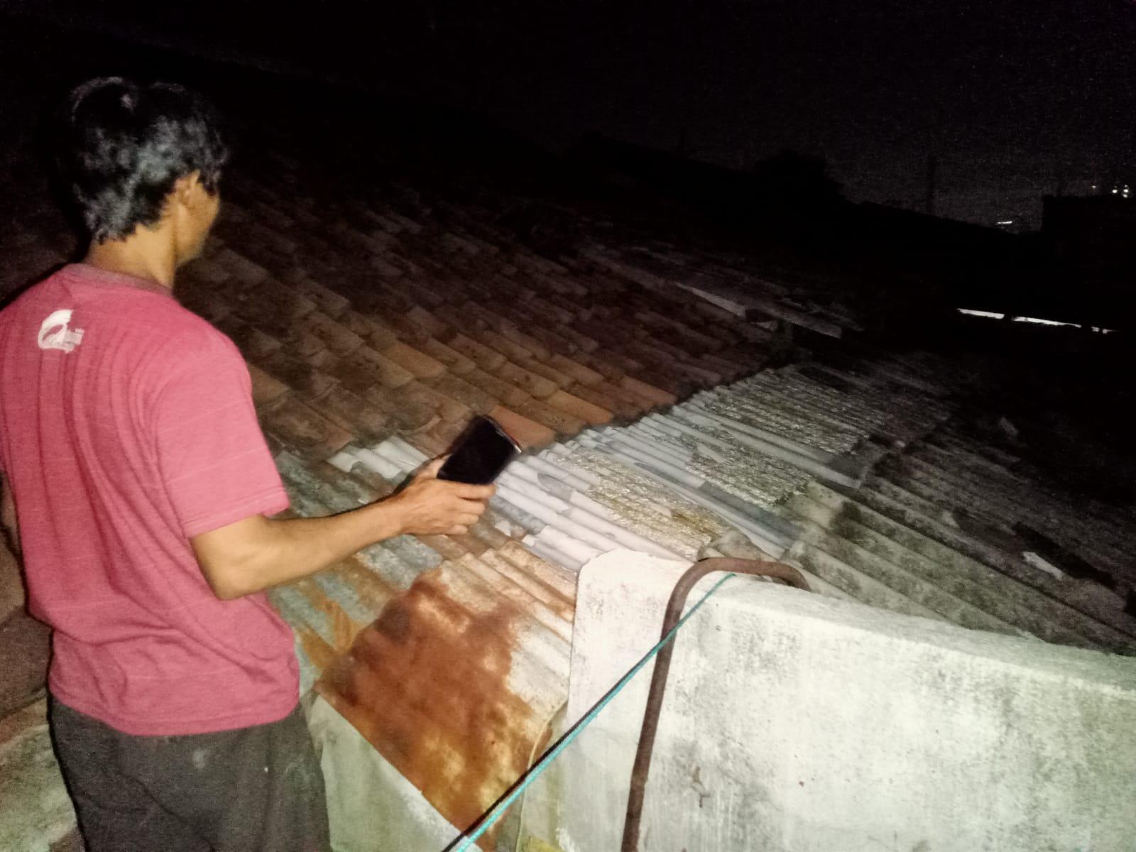 Warga Pacar Keling Gempar Ada Bayi Bertali Pusar Nangis Di Atap Rumah, Digigit Semut Dijaga Kucing