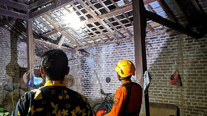 atap-rumah-warga-di-Babadan-Ponorogo-rusak-diterjang-hujan-angin.jpg