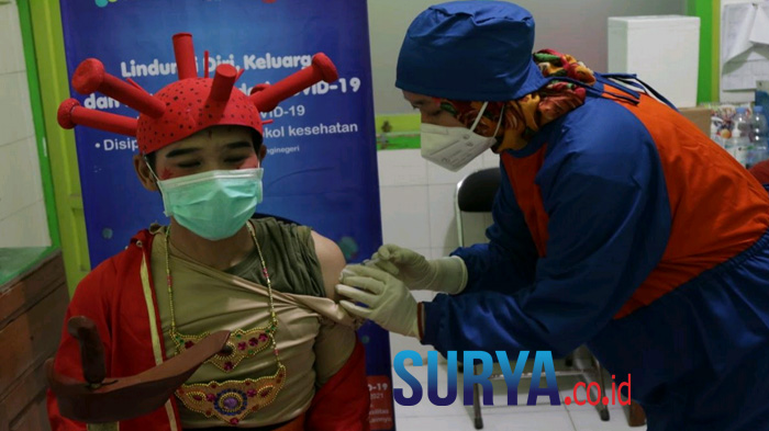 Berkat Dress Code Corona Lucu-Lucu, Vaksinasi di Puskesmas Kediri Jadi Menyenangkan