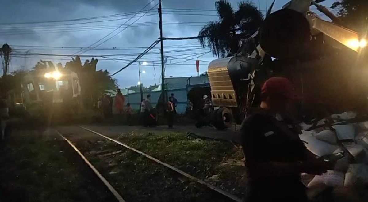 Truk Muat Kedelai Tertabrak Kereta Komuter di Karang Kiring Gresik