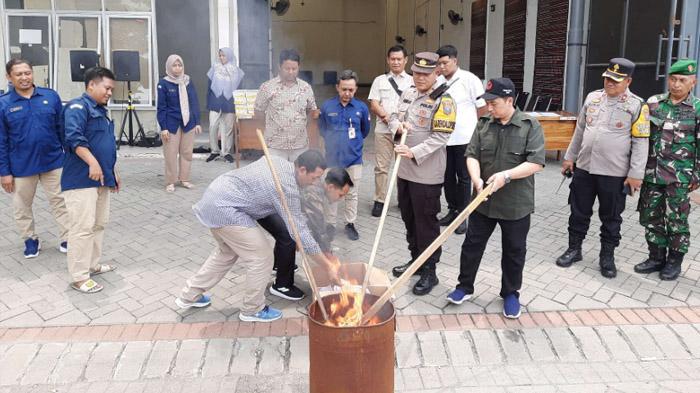 Ratusan Surat Suara Rusak Dibakar, KPU Gresik Pastikan Ketersediaan di TPS Masih Mencukupi