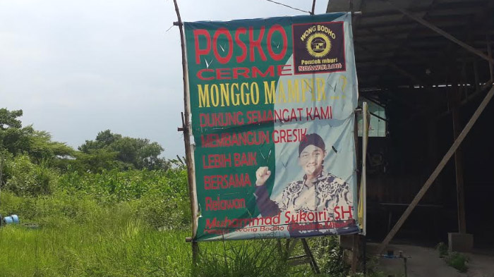 baliho-sukhoiri-terpampang-di-tepi-jalan.jpg