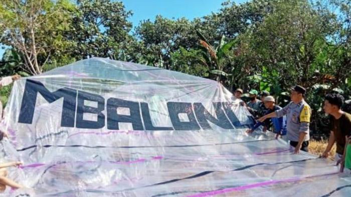 Balon Udara Tak Berawak Jatuh Melukai Orang, Polres Ponorogo Buru Penerbang Dari Tulisan “Mbalong”