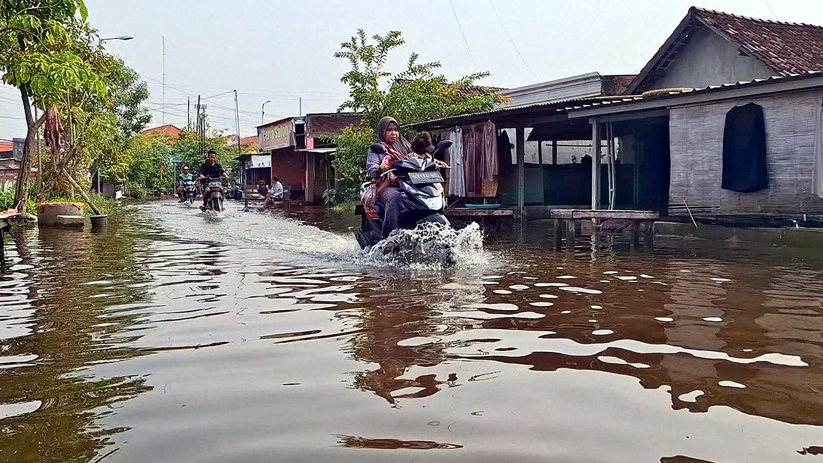 Banjir Sidoarjo Makin Parah: Rumah Kades Kedungbanteng Ikut Terendam, Warga Mulai Mengungsi