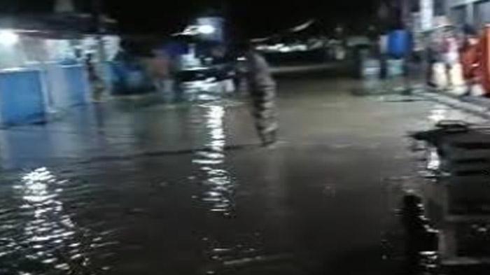 banjir-di-Bawean-Gresik-9.jpg