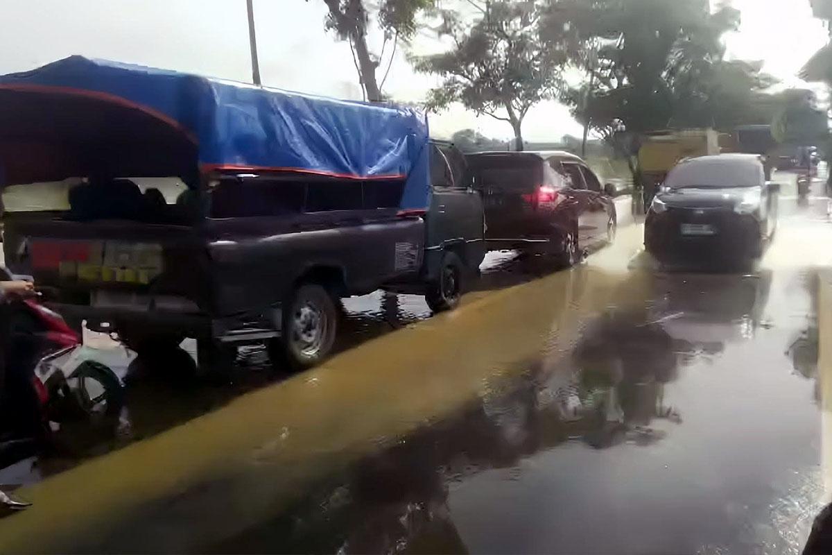 banjir-di-Jalan-Raya-Nasional-Kecamatan-Jrengik-Sampang-Madura-Jatim.jpg