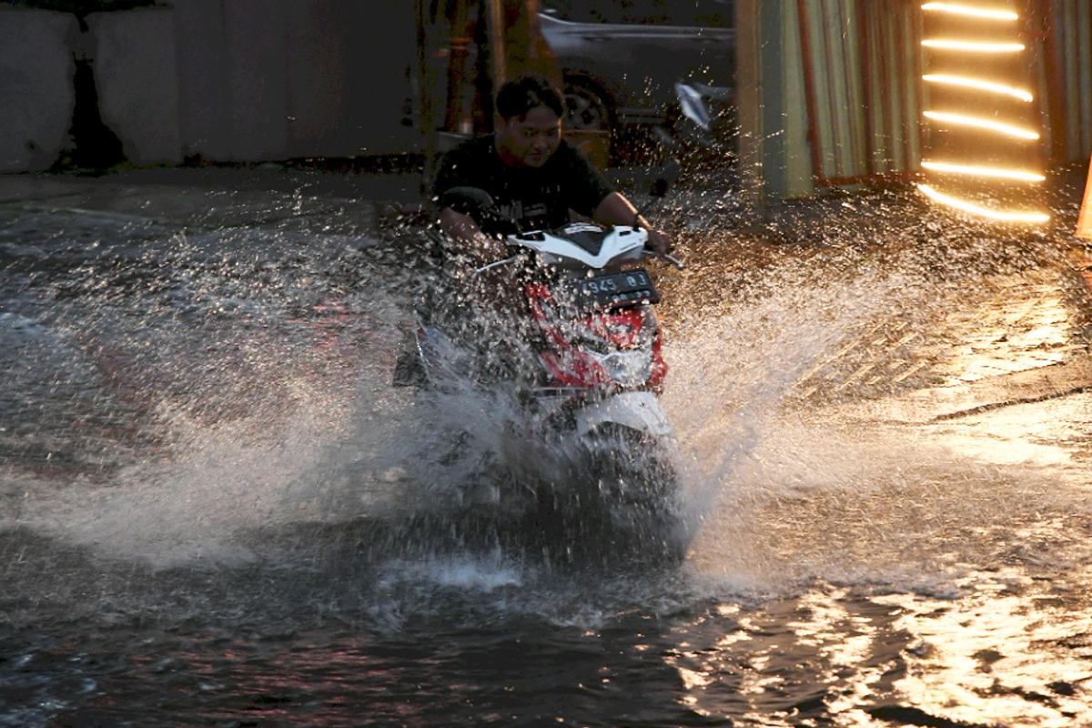 banjir-di-Jl-Raya-Kendangsari-hingga-Jl-Raya-Tenggilis-dan-depan-Kampus-Ubaya.jpg