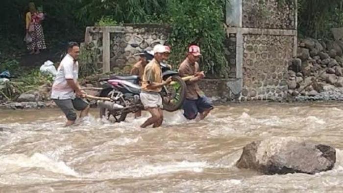 Diterjang Banjir, 2 Jembatan Putus dan Tangkis Sungai di Jatibanteng Situbondo Longsor 200 Meter