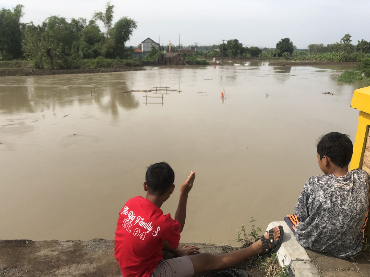 banjir-proyek-jembatan-kacangan-kecamatan-benjeng.jpg
