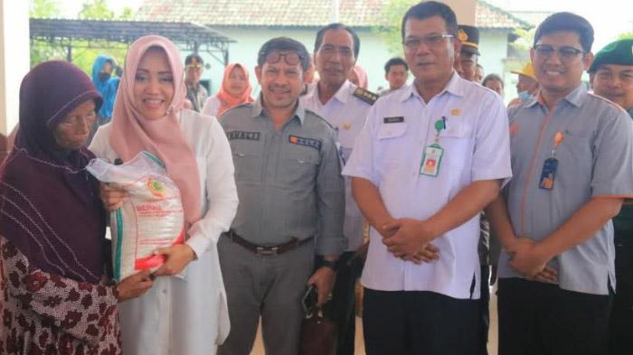 Tanggulangi Kemiskinan Ekstrem, Pemkab Mojokerto Salurkan 30 Ton Beras CPP untuk 3.000 Warga