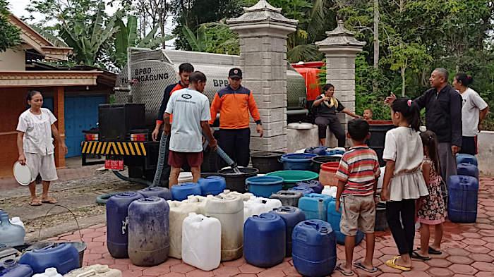 bantuan-air-bersih-dari-BPBD-untuk-warga-Tulungagung.jpg