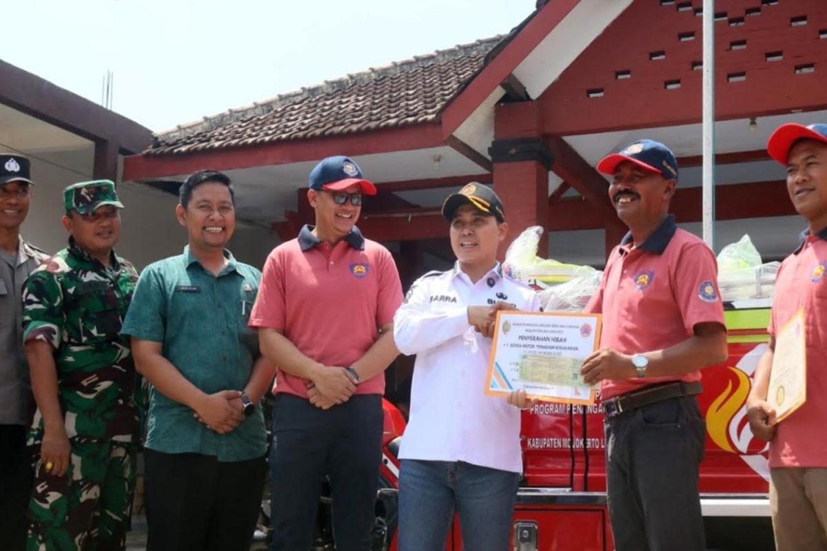 Tingkatkan Kesiapan Hadapi Kebakaran, Bupati Mojokerto Serahkan Alat Pemadam di Desa Kepuhanyar