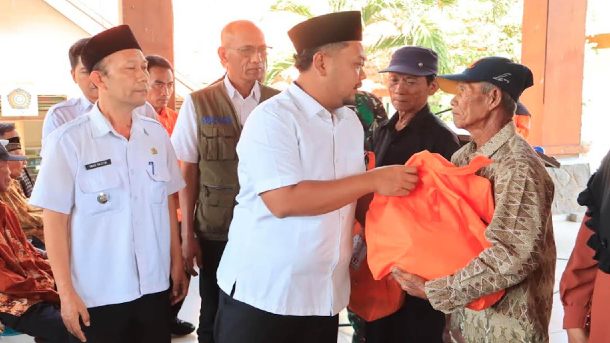 Nestapa Ribuan Petani Gresik Gagal Panen, Bupati Gus Yani Langsung Gerojok Bantuan Sembako - Surya.co.id