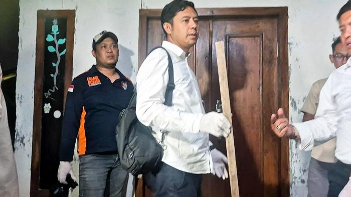 barang-bukti-kasus-anak-bunuh-orang-tua-di-Ponorogo-Jatim.jpg