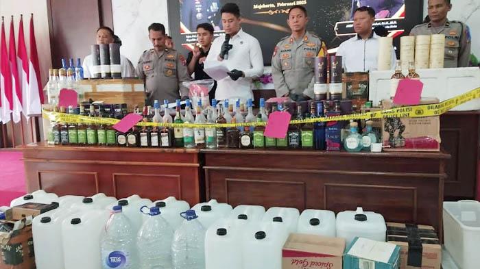 barang-bukti-kasus-miras-impor-palsu-di-Moojekerto-Jawa-Timur.jpg