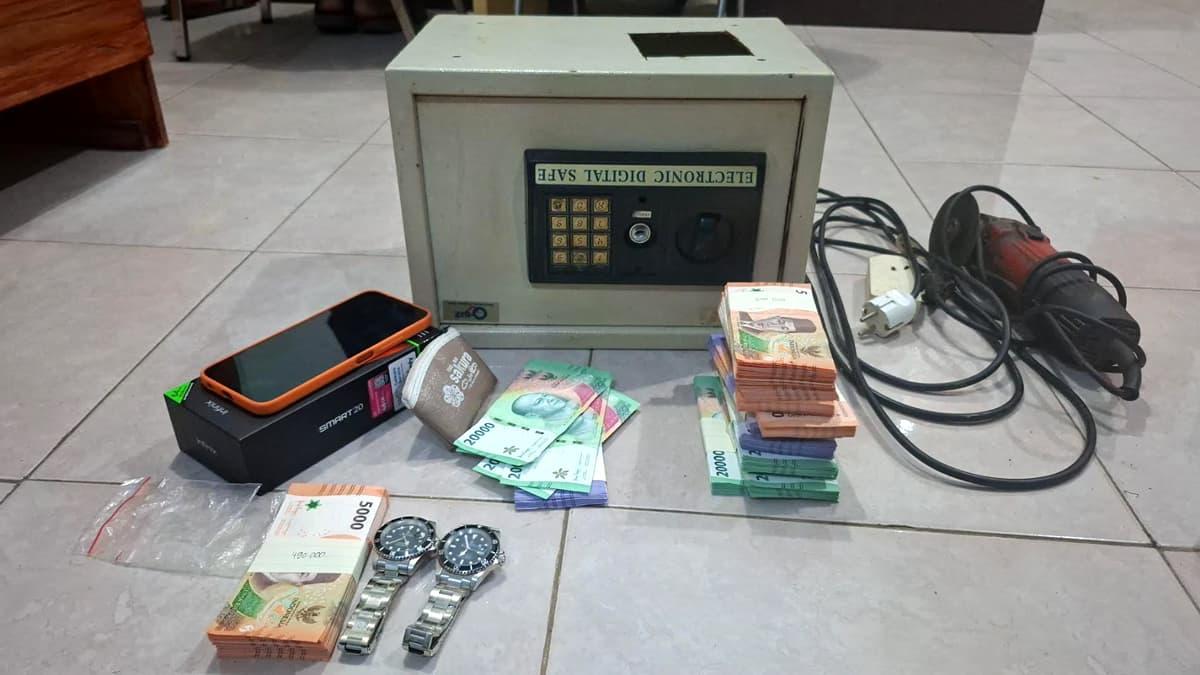 barang-bukti-pencurian-brankas-yang-didalangi-bocah-SD-di-Jember-Jatim.jpg