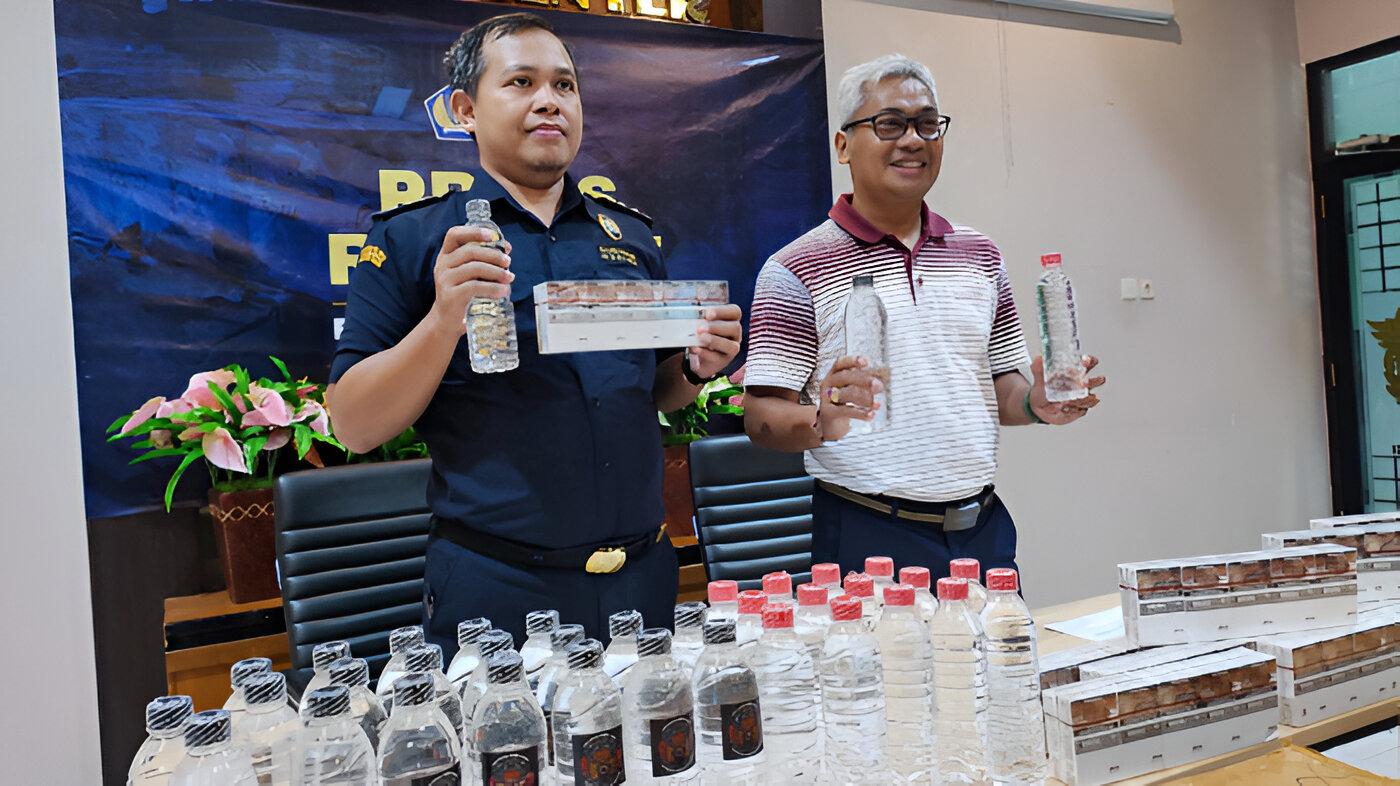 barang-bukti-penyelundupan-arak-Bali-dan-rokok-ilegal-oleh-Bea-Cukai-Banyuwangi.jpg