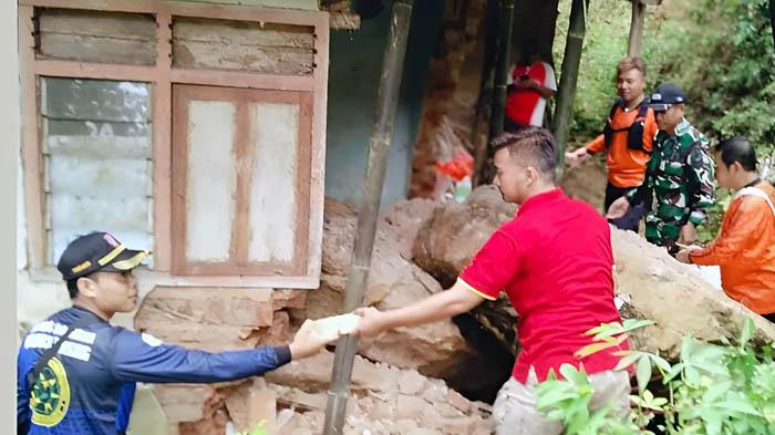 Longsor di Panggul Trenggelak, Batu Ukuran Raksasa Hantam Rumah Warga