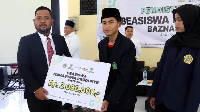Salurkan Beasiswa Baznas Untuk Mahasiswa Kurang Mampu, Bupati Gresik Minta Dibalas Dengan Prestasi