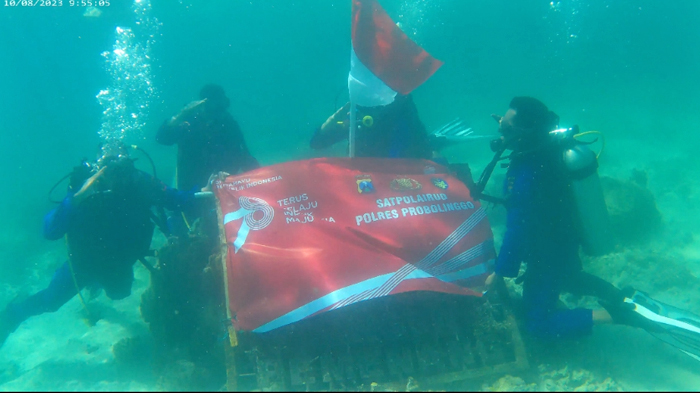 bendera-merah-putih-di-dasar-laut.jpg
