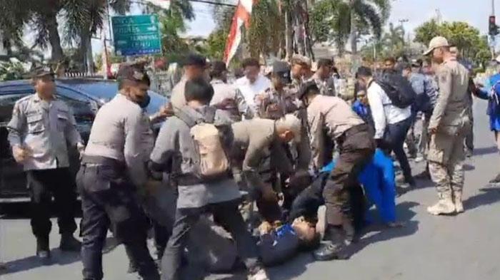 BREAKING NEWS Unjuk Rasa Mahasiswa di Tuban Berujung Bentrok, Pendemo Sebut Ditendang Polisi