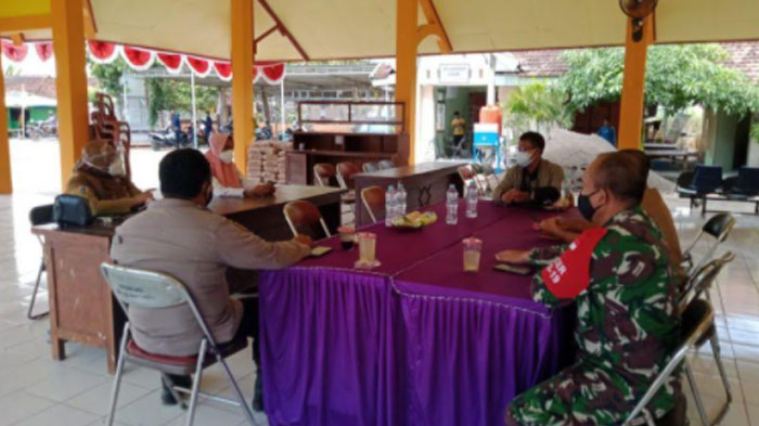 berdiskusi-terkait-penanganan-covid-19-di-kecamatan-ujungpangkah-gresik.jpg