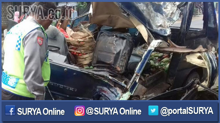 Sopir Ngantuk, Mobil Pengangkut Sayur Ini Ringsek Tabrak Truk Parkir