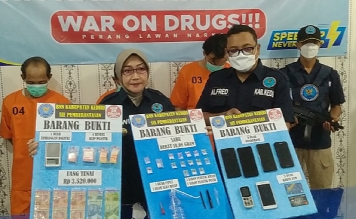bnn-kabupaten-kediri-menunjukan-tiga-jaringan-pengedar-narkotika.jpg