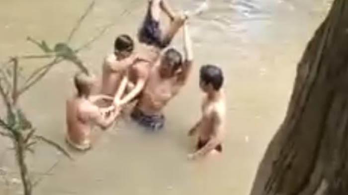VIRAL Warga Bangkalan Evakuasi Bocah Dari Sungai, Teman-Temannya Histeris Lihat Korban Tenggelam