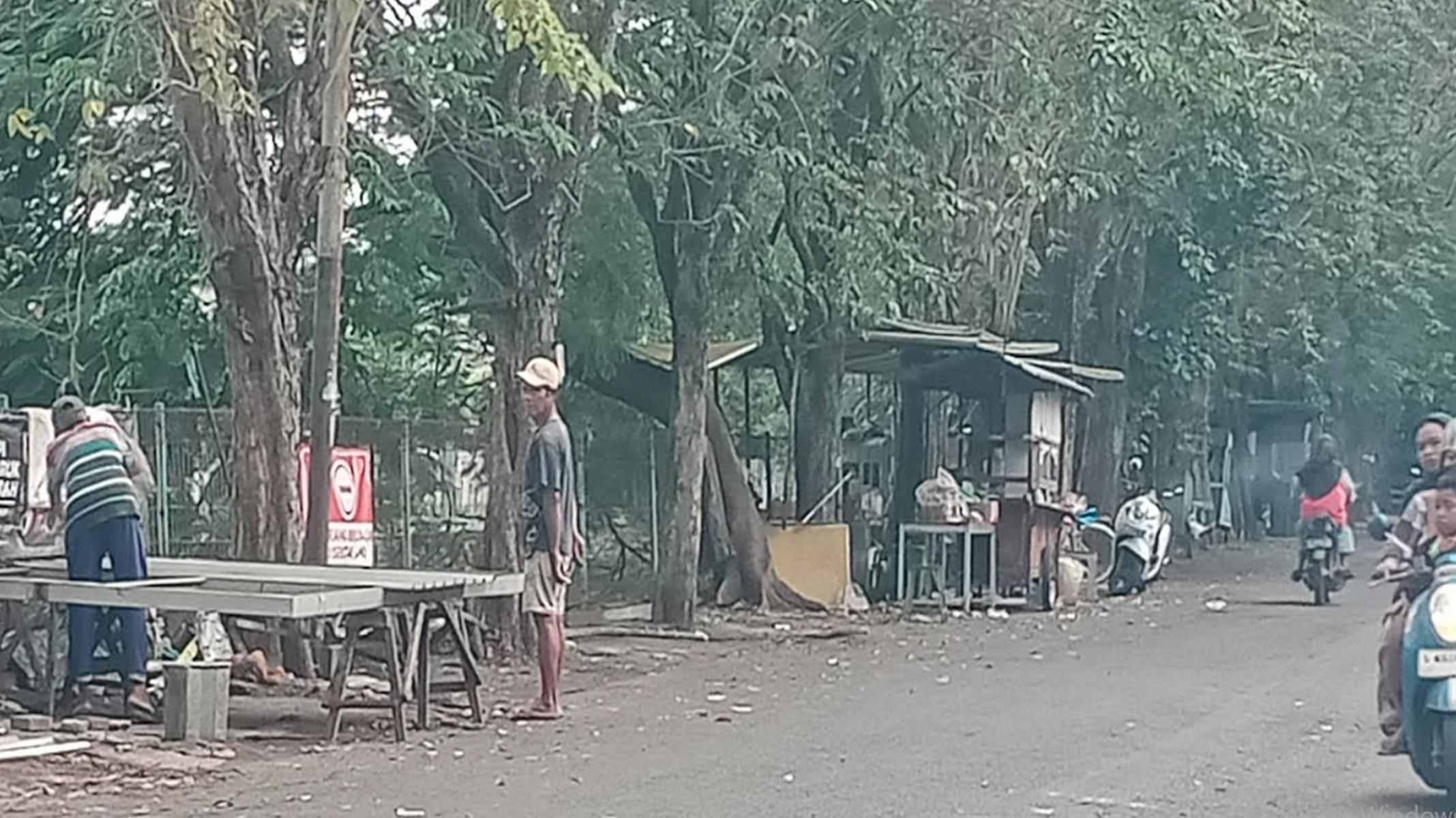 PKL di Jalan Laras Liris Lamongan Bongkar Lapak Mandiri, Satpol PP Janjikan Bisa Berjualan Lagi