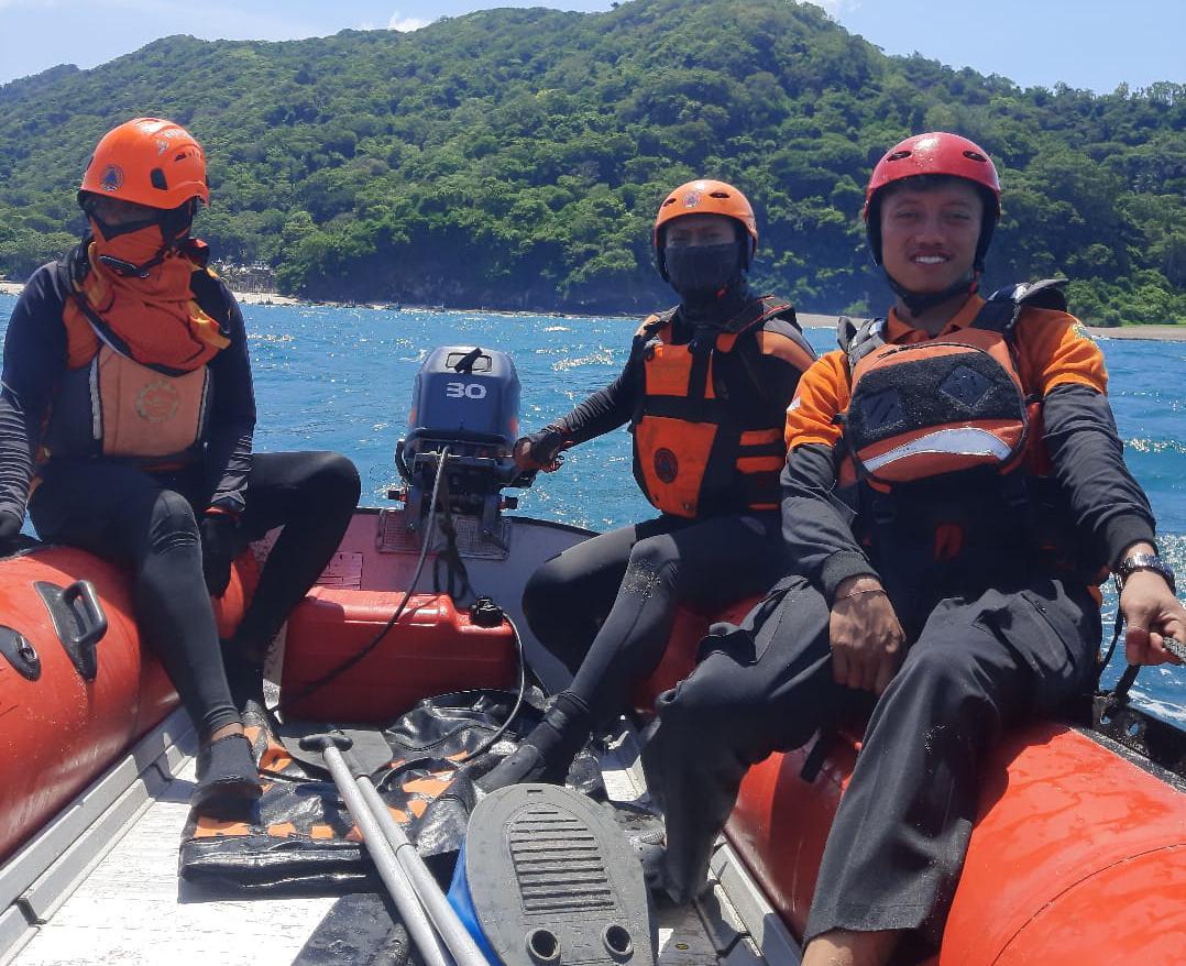Tim SAR Gunakan Drone Senkom Cari Wisatawan Cianjur Hanyut di Pantai Papuma Jember