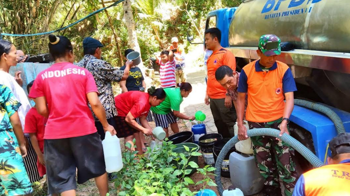 bpbd-trenggalek-mulai-menyalurkan-bantuan-air-bersih.jpg