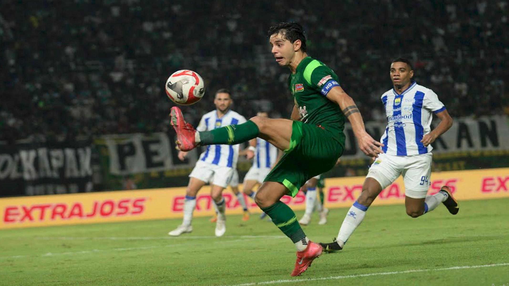 bruno-moreira-persebaya-v-Persib-Bandung.jpg