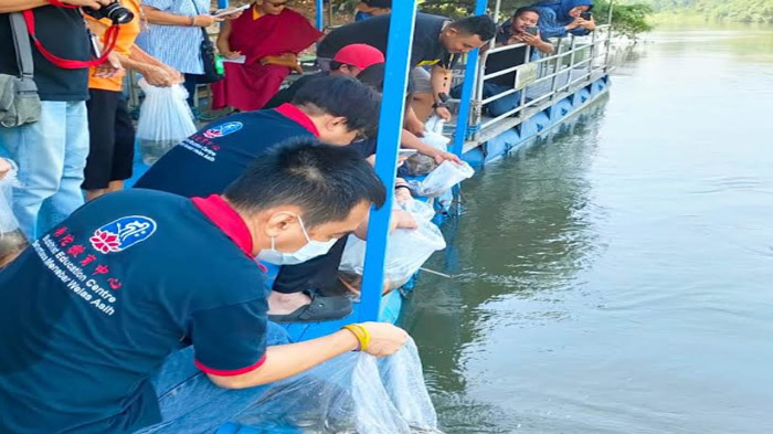 Lestarikan Alam, Buddhist Education Centre Surabaya dan Ecoton Lepas Ribuan Ikan ke Sungai Brantas