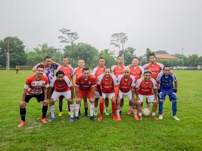 Kompak, Mantan Bupati dan Bupati Terpilih Pasuruan Main Sepakbola Bareng Masyarakat
