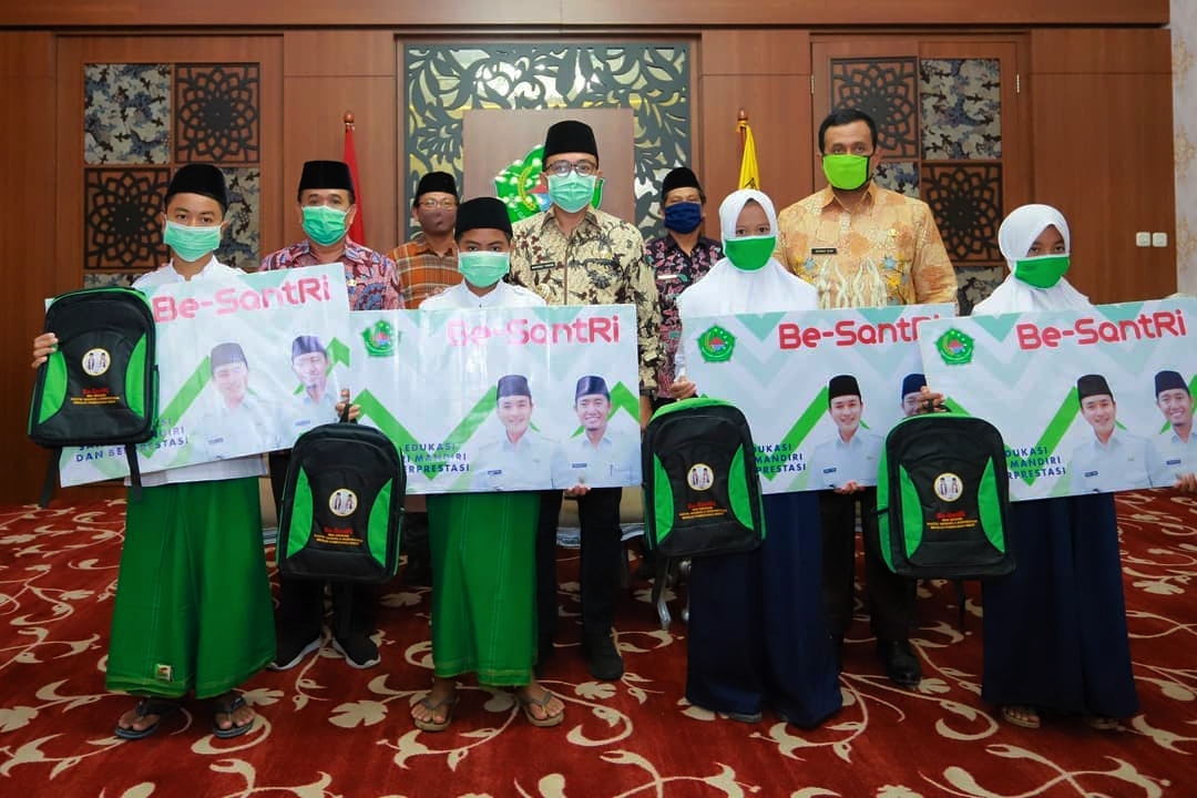 Anak Ibu di Pamekasan Ini Jadi Santri Berprestasi, Bupati Baddrut Tamam Langsung Beri Beasiswa