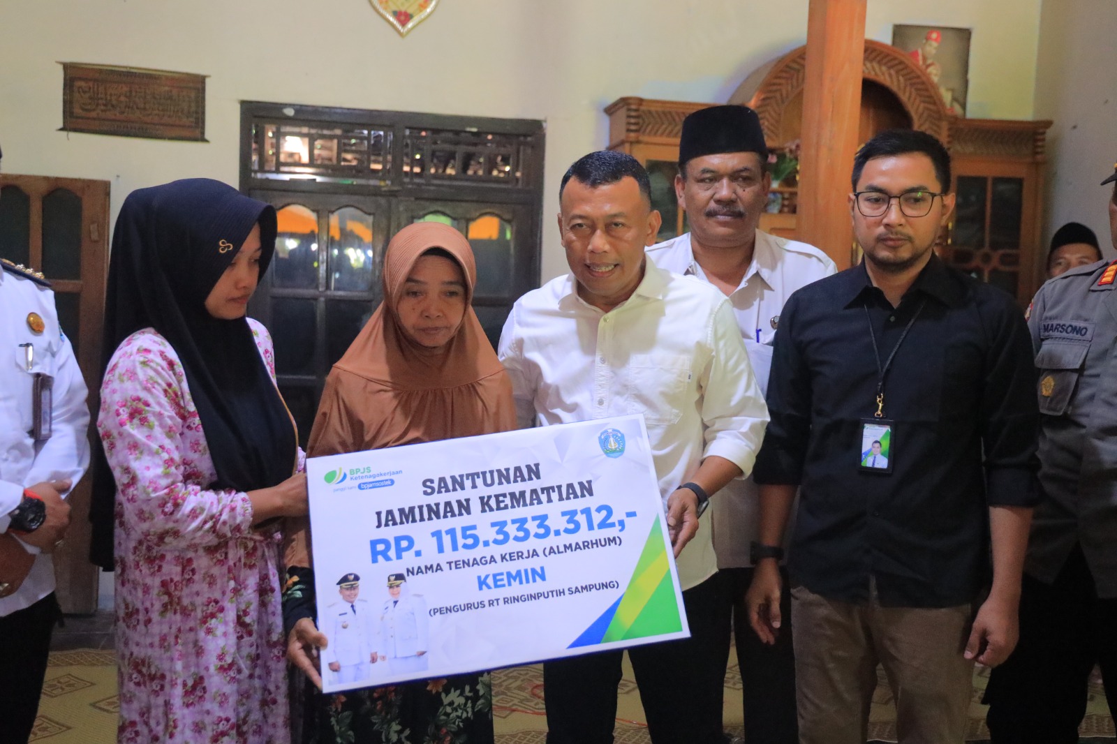 Bupati Kang Giri Beri Santunan BPJS Ketenagakerjaan ke Ketua RT, Bukti Nyata Pemkab Ponorogo Peduli