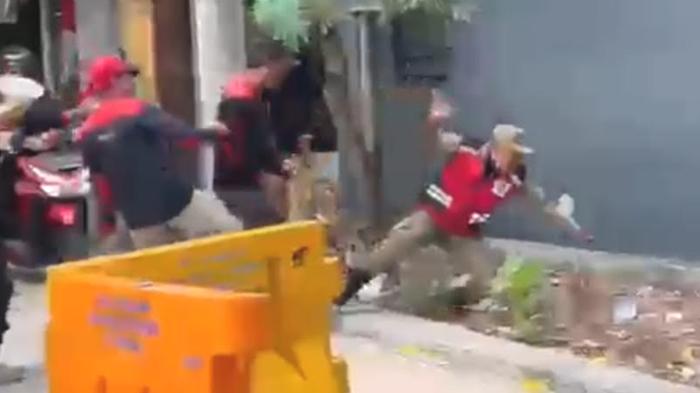 buruh-menendang-petugas-Satpol-PP-Surabaya.jpg