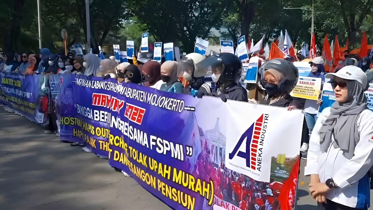 buruh-mojokerto-demo-menuju-Grahadi-Surabaya.jpg
